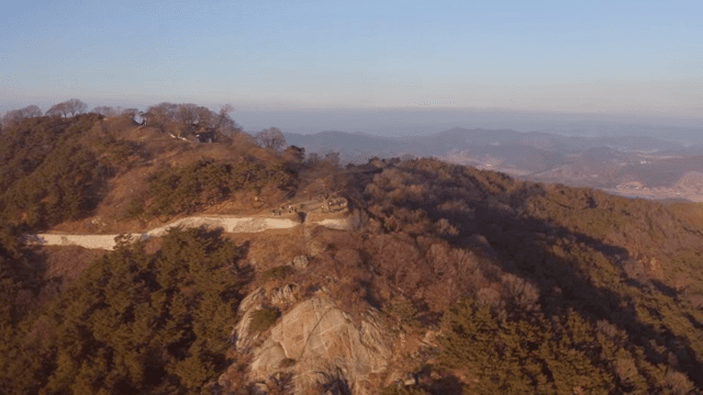 산길이 있는 경치 좋은 산 풍경