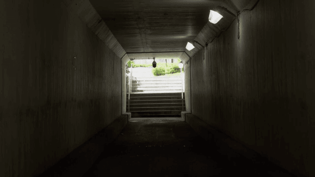 야외 계단으로 이어지는 조용한 터널