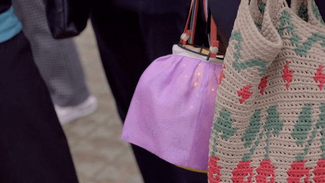 빛나는 전등이 있는 다채로운 등불