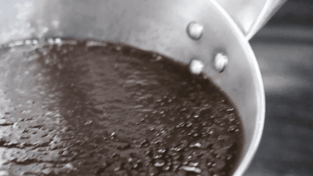 국자로 퍼낸 살얼음이 있는 육수