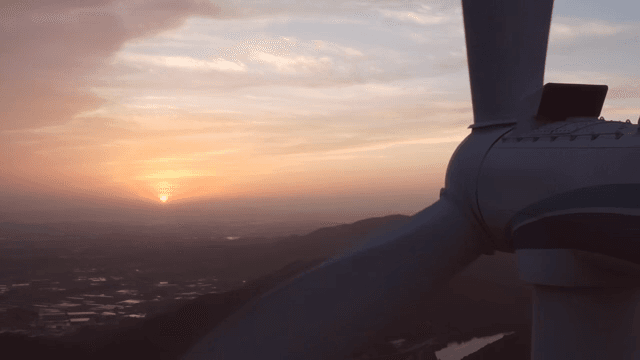 석양이 내려앉은 산악 지역의 풍력 터빈