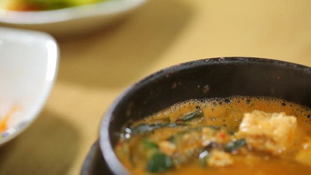 뚝배기에 담긴 우렁 된장찌개