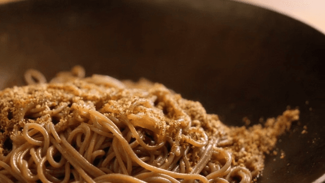 접시에 담긴 깨가 뿌려진 들기름 막국수