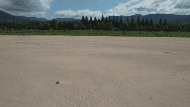 멀리 산이 보이는 넓은 모래밭