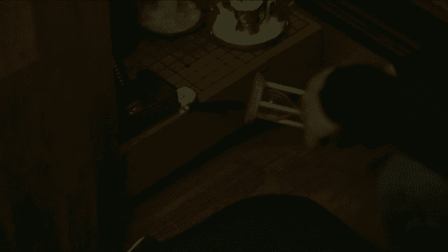 집 바닥에 놓인 모래시계를 들어올리는 사람