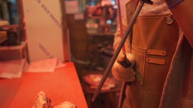 정육점에서 고기 손질을 준비하는 장인