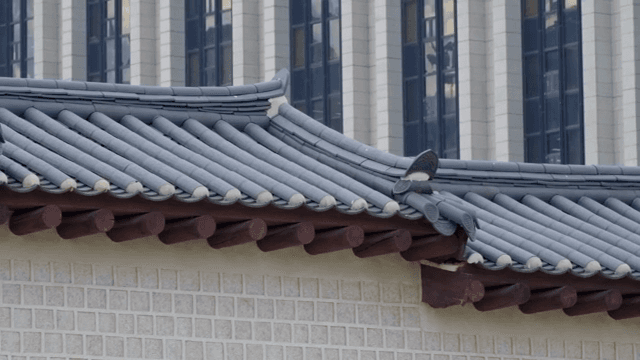 현대 건물과 전통 한옥 지붕