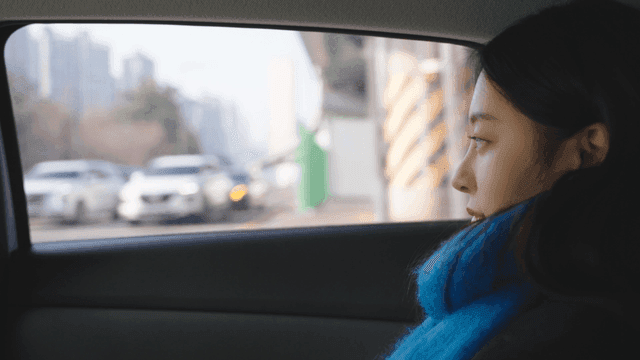 택시 창밖을 보는 뒷자석 여성 승객의 옆모습