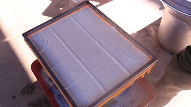 야외에서 수제 두부를 준비하는 사람