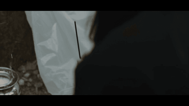 숲속에서 향을 피우는 모습