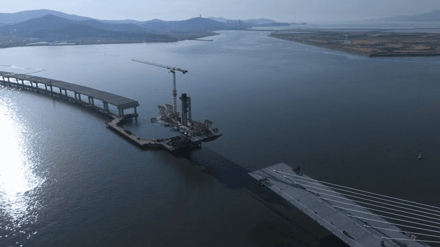 Bridge construction over a wide sea