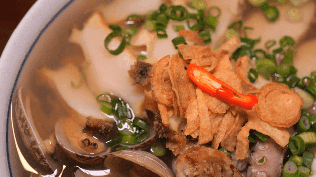 Nourishing seafood rice noodles with clams and vegetables