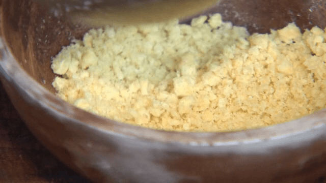 나무 그릇에서 부시는 과자