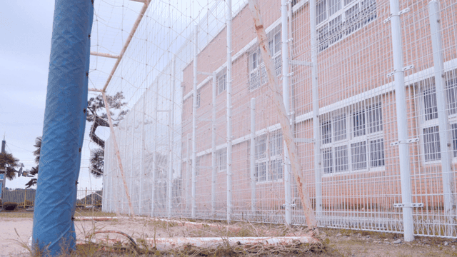 축구공이 날아오는 녹슨 빈 골대