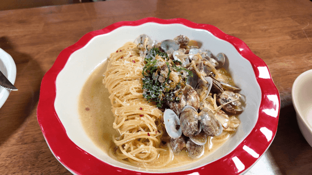 Clam vongole pasta being served
