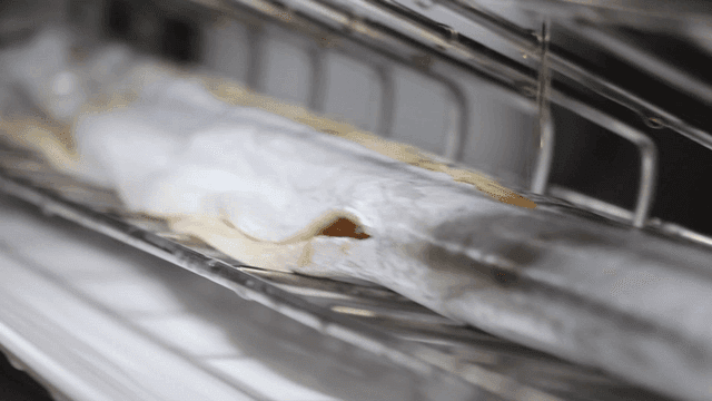 오븐 틀 위 갈치에 부어지는 참기름