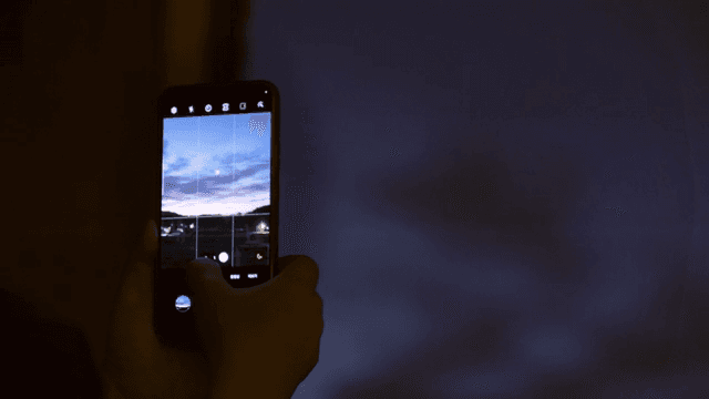 스마트폰으로 보라빛 하늘 촬영