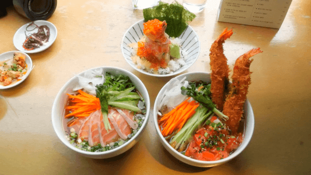 테이블 위 다양한 일본 음식