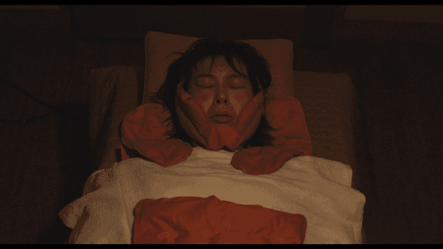 Woman receiving Korean medicine thermotherapy