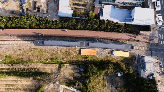 교차로를 지나는 기차