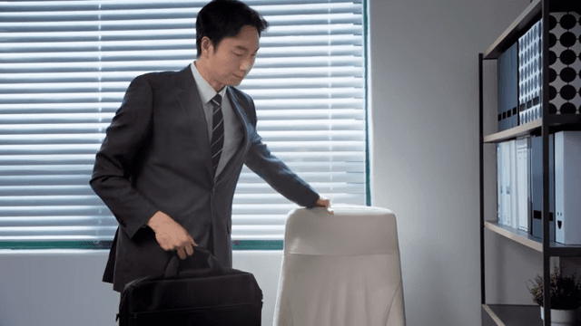 사무실에서 일을 마친 후 퇴근하는 사업가