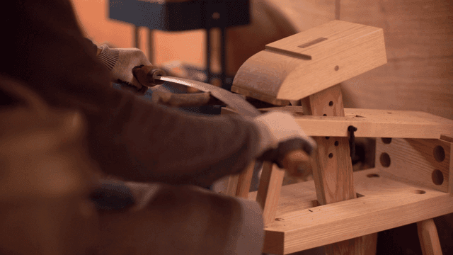 작업장에서 나무를 다듬는 장인