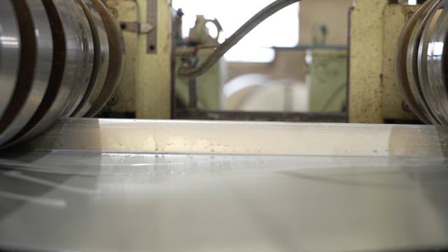 공장에서 가공 중인 금속 시트