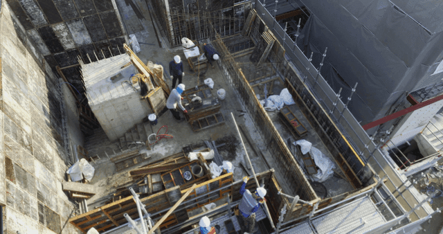 구조물을 짓는 건설 노동자들