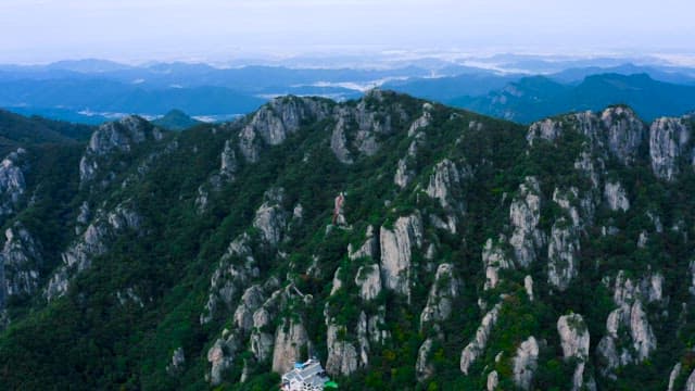 한 폭의 산수화 같은 웅장한 바위 산맥