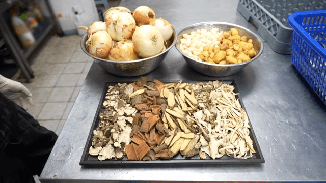 주방 조리대 위 다양한 재료들