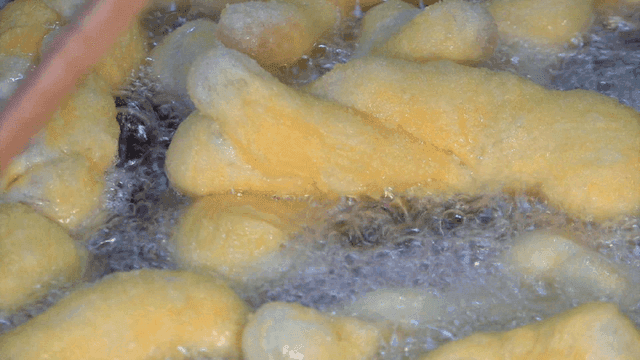 뜨거운 기름에 튀겨지는 꽈배기