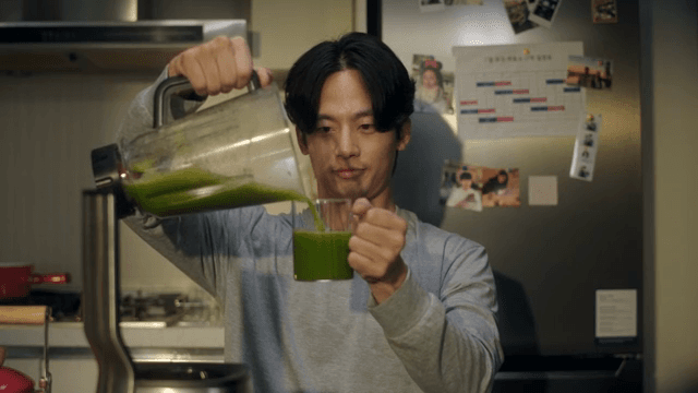 착즙 주스를 만들어 건네는 남성