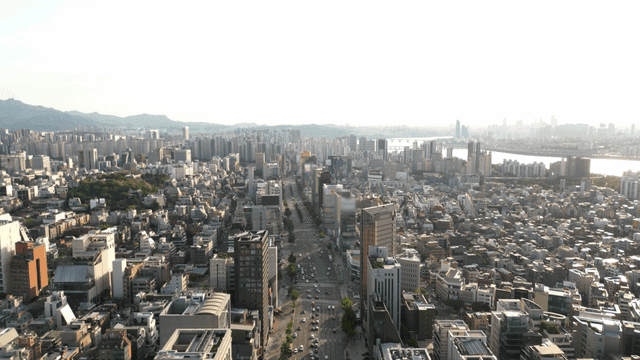 고층 건물과 도로가 있는 번화한 도시