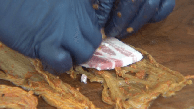 김치와 삼겹살을 준비하는 모습