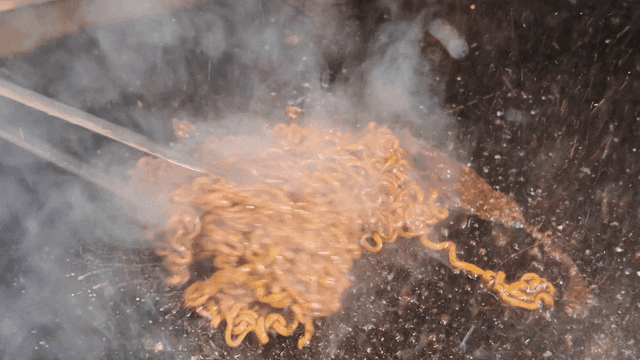 팬에서 볶아지는 짜장라면