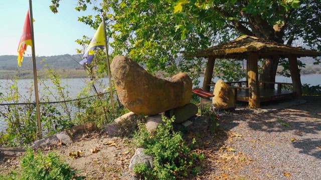 나무와 녹지로 둘러싸인 바위탑