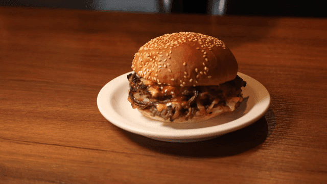 나무 테이블 위에 놓이는 햄버거