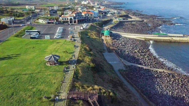 푸른 녹지와 주차장이 있는 해안 마을