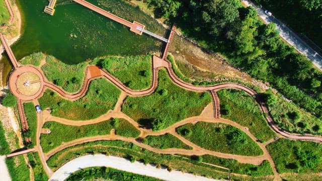 고요한 호수와 경치 좋은 공원의 항공 뷰