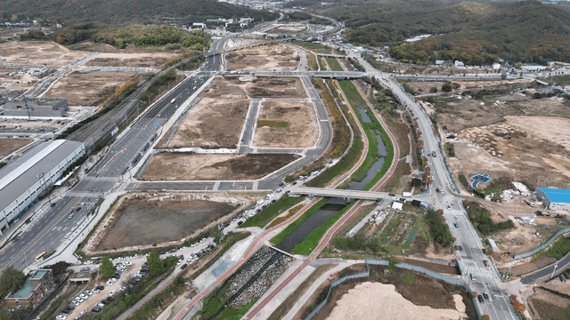 Vast road view of vacant lot area under development