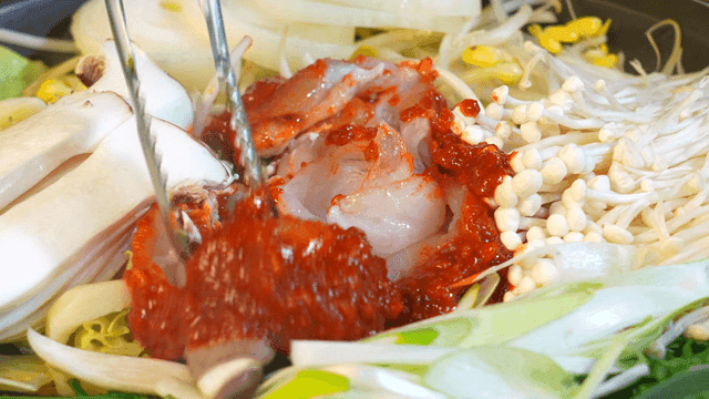 Pork bulgogi with vegetables and red sauce