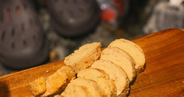 나무 도마 위의 계란말이