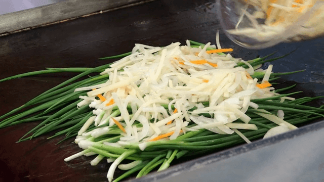 철판에서 파 위에 올리는 각종 채소들