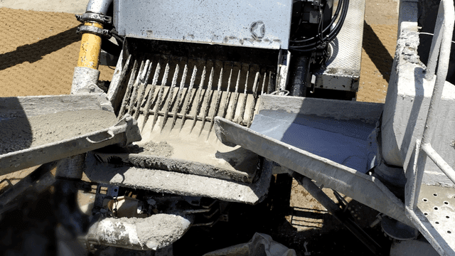 건설 현장에서 작동 중인 콘크리트 믹서