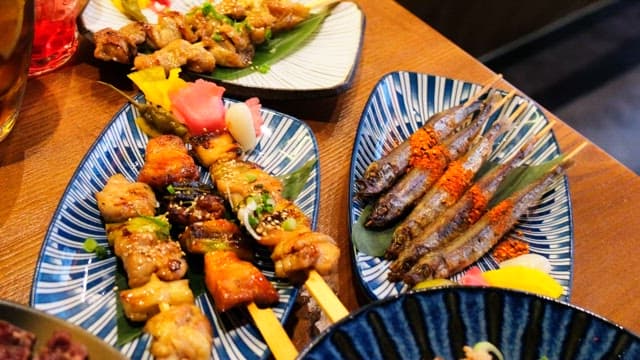 다양한 일본 음식이 푸짐하게 차려진 테이블