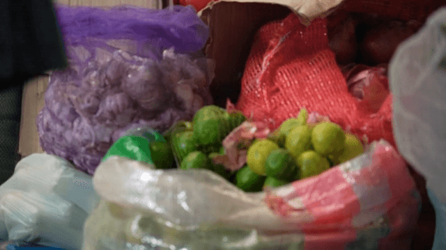 시장에 있는 신선한 토마토와 채소