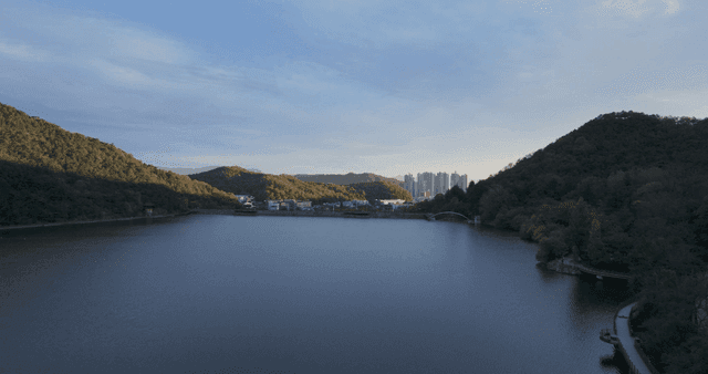 멀리 도시 전경이 보이는 잔잔한 호수