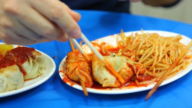 매운 소스를 곁들인 만두 한 입