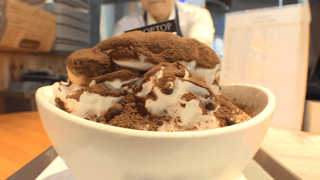 그릇에 담긴 티라미수 빙수