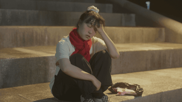 밤에 계단에 앉아 더워하는 소녀
